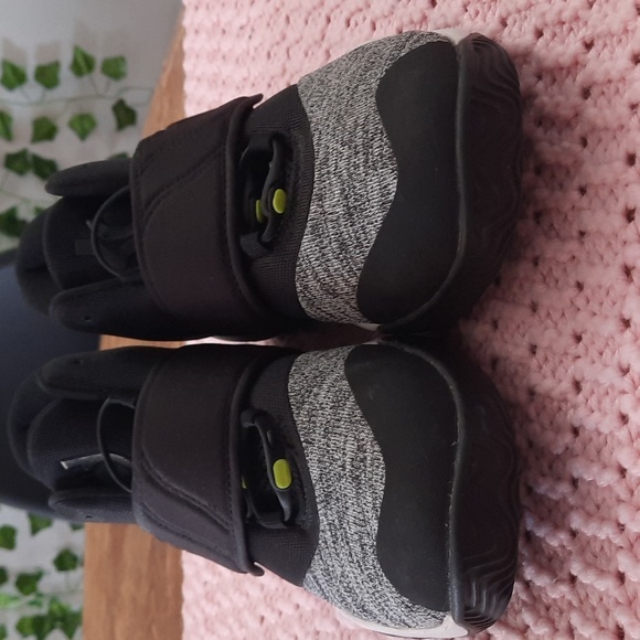 Boys Nike Athletic Shoes - Picture 2 of 8